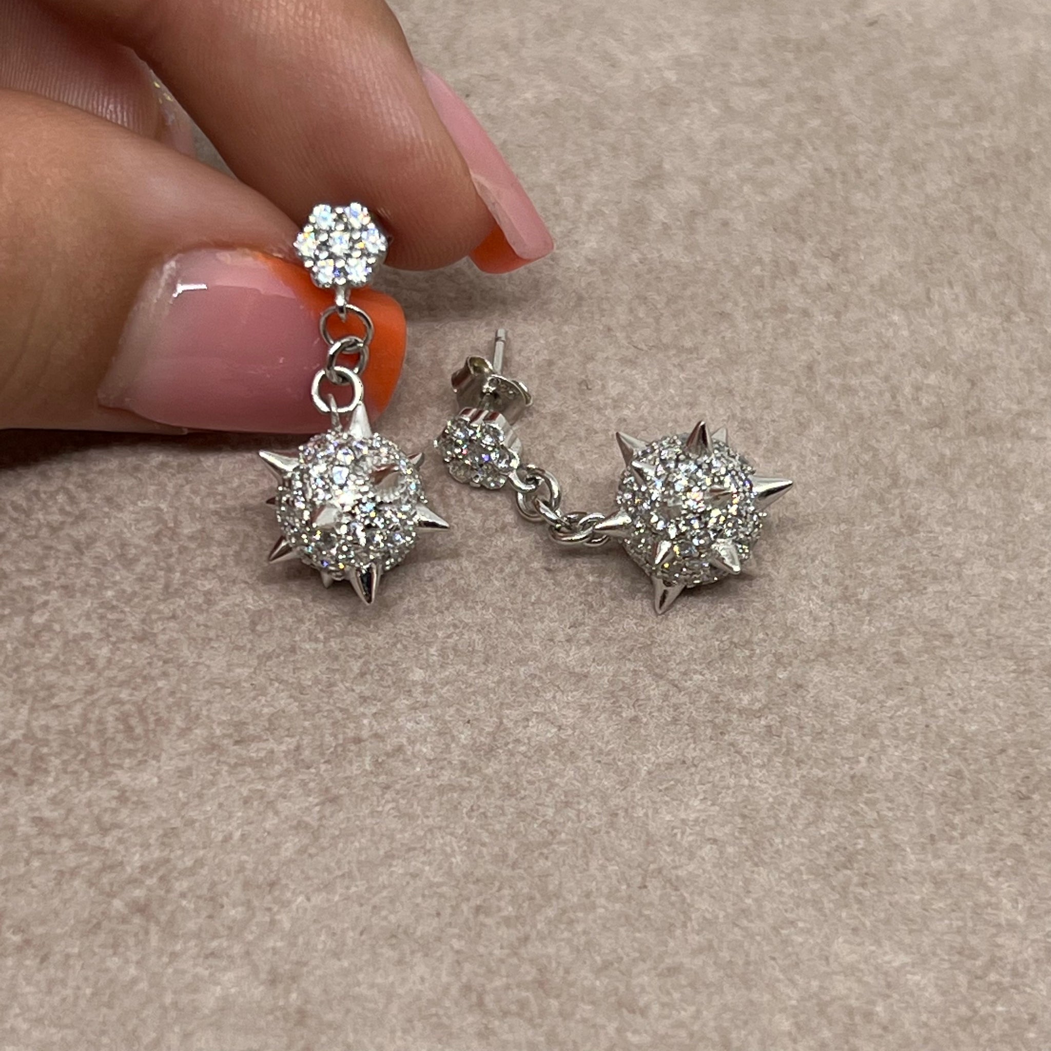 Orecchini A Bottone Corea Primavera Irregolare Lamina Di Latta Femminile Design Punk Personalà Perla Le Donne Ragazze Coppia Gioielli | Video DHgate - Foto 3